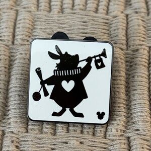 DISNEY 2018 Alice in Wonderland White Rabbit Completer Pin